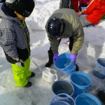 小学校で子供達のキャンドル作りのお手伝いを行っています